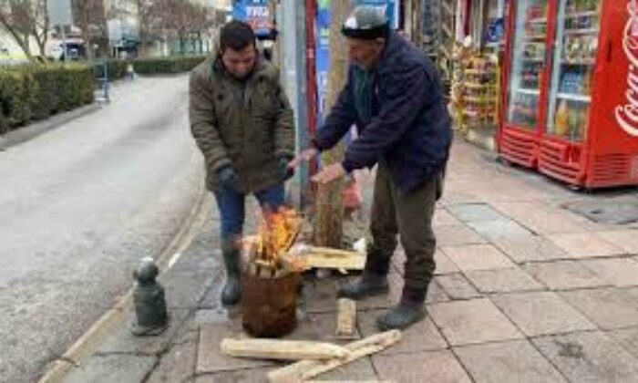 Dün kısa kollu ile gezen vatandaşlar bugün ateş başında ısınmaya çalıştı