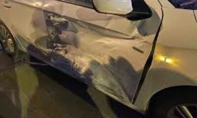 Caddede çarpışan 2 otomobilde maddi hasar oluştu