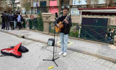 Sokak müzisyeni bayram tatilinde de sanatına devam etti