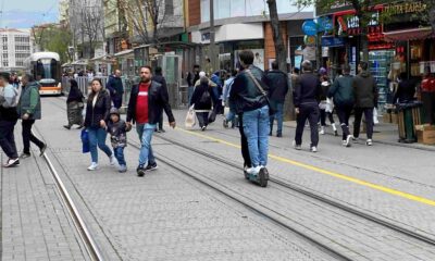 Tramvay yolunda aynı scooter’a binen 2 kişi önlerine gelene zil çaldı
