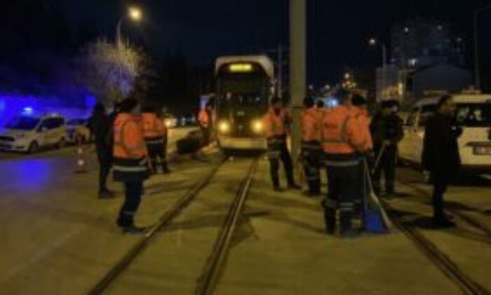 Eskişehir’de kamyon tramvaya çarptı: Seferler aksadı