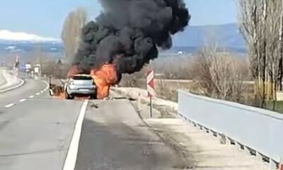 Seyir halindeki otomobil alev alev yandı