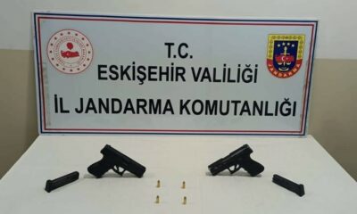 Ruhsatsız tabancaları satmak isteyen şüpheli jandarmadan kaçamadı