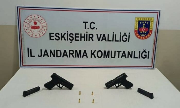 Ruhsatsız tabancaları satmak isteyen şüpheli jandarmadan kaçamadı