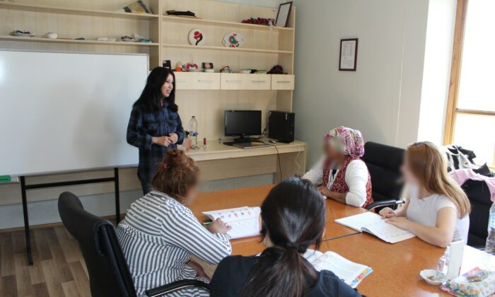 Okula gidemeyen yükümler için okuma yazma kursları düzenlendi