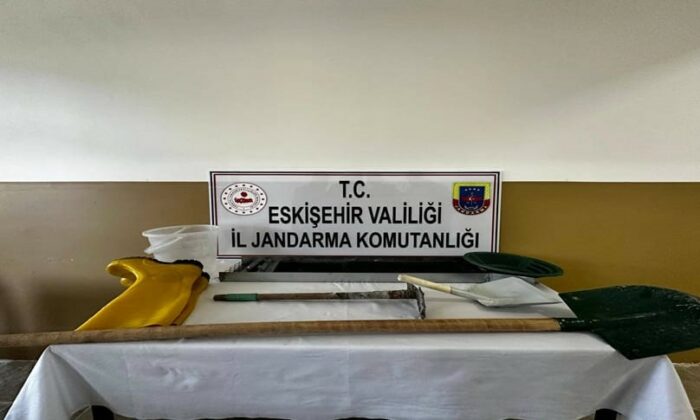 Kaçak kazı yapan şüpheliyi jandarma suçüstü yakaladı