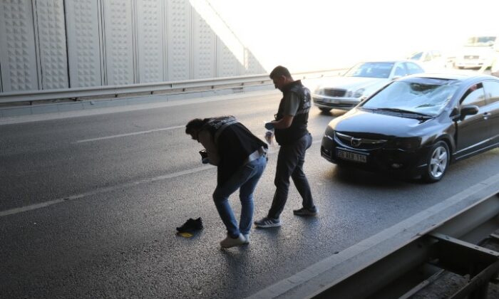 Polis şüphelenip kimlik sordu, kaçan şahıs alt geçit köprüsü üzerinden yola atladı