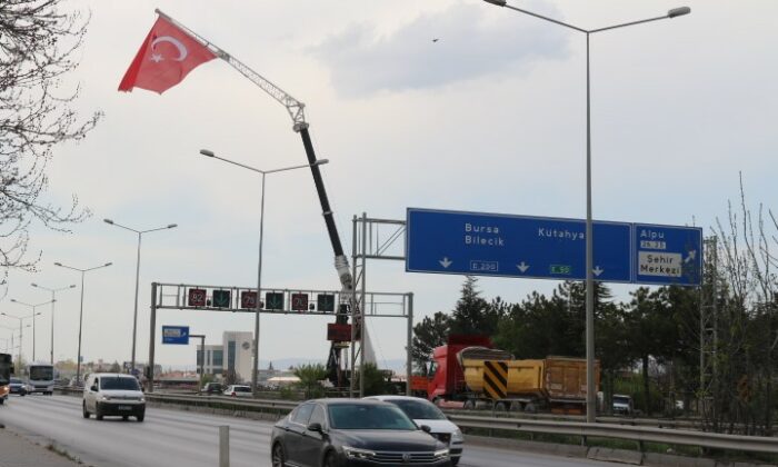 43 metre yüksekliğe dev Türk bayrağı