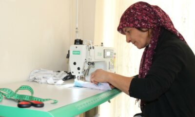 Yatağa bağlı annesine bakmak için belediyedeki işini bırakan kadın, diktiği tokalarla geçimini sağlıyor