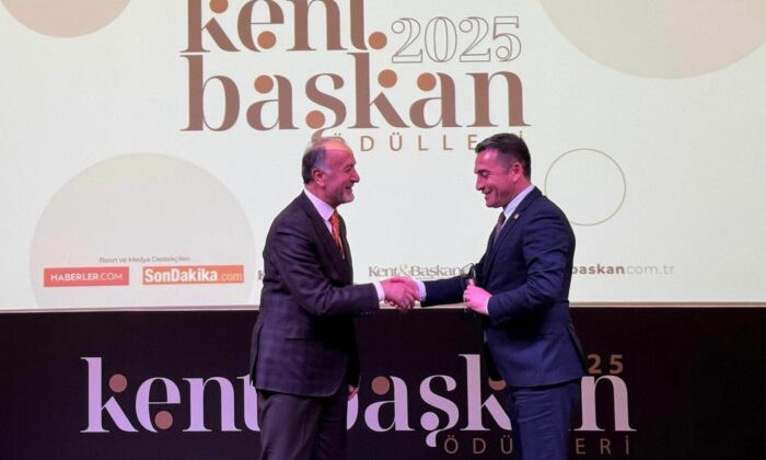 KENT BAŞKAN 2025 ÖDÜLLERİ VERİLDİ. BAŞKAN DÖKMECİ’YE ÖDÜL