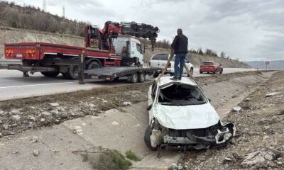 Refüje giren otomobilde 4 kişi yaralandı