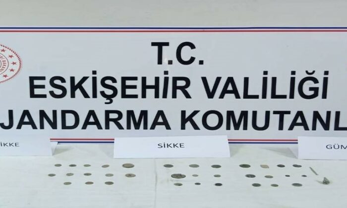 Ellerindeki tarihi eserlere müşteri ararken jandarmaya yakalandılar