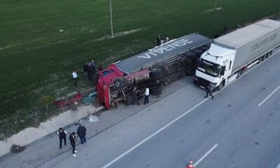 Mandalina yüklü tır devrildi, 2 kişi yaralandı