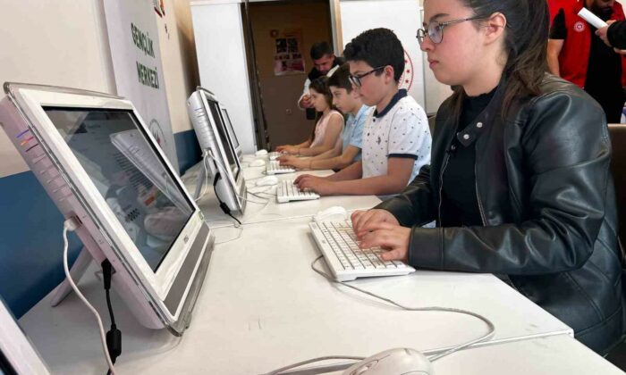 Afyonkarahisarlı öğrencilerden Dünya Bilgisayar İnternet Klavye Şampiyonası’nda büyük başarı