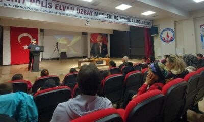 Altıntaş’ta ilk ve ortaokul öğrencilerine temel fotoğrafçılık eğitimi