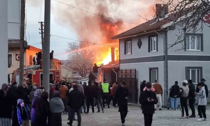 Kütahya’da yanan ev kullanılamaz hale geldi
