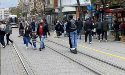 Tramvay yolunda aynı scooter’a binen 2 kişi önlerine gelene zil çaldı