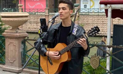 Sokak müzisyeni bayram tatilinde de sanatına devam etti