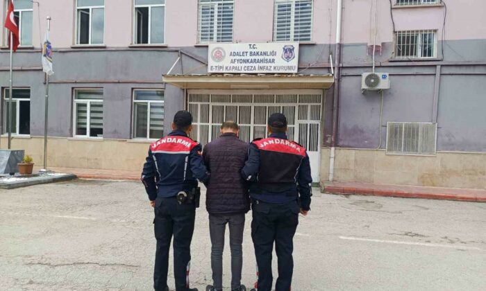 Hırsızlık suçundan aranan şahsı jandarma yakaladı