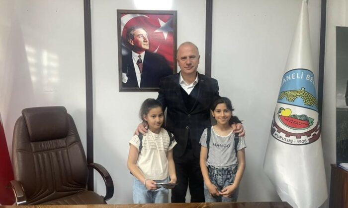 Belediye başkanından miniklere samimi karşılama