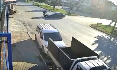 Otomobil ile motosikletin çarpışması sonucu 1 kişinin yaralandığı trafik kazası kamerada