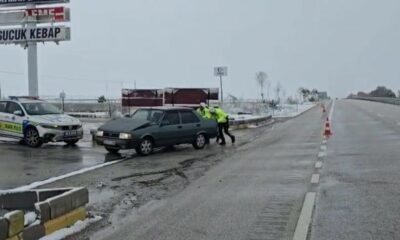 Yolda kalan sürücülerin imdadına trafik polisleri yetişti