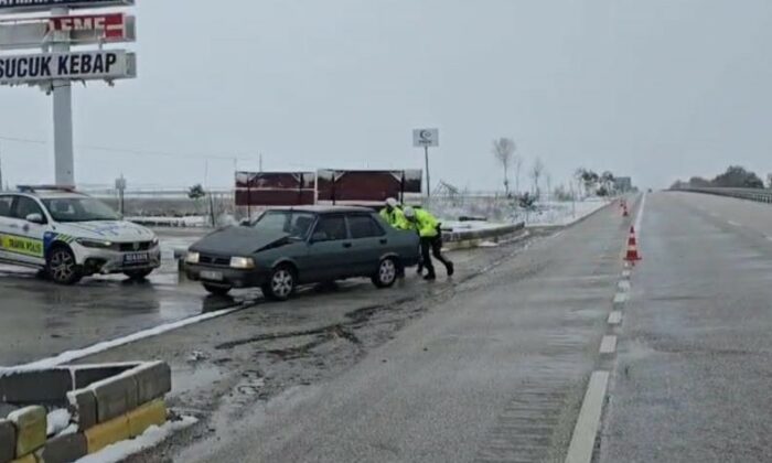 Yolda kalan sürücülerin imdadına trafik polisleri yetişti