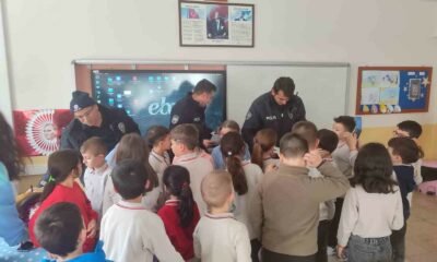 İhbar üzerine okula giden polisler öğrencilerin sürprizle karşılaştılar