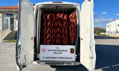 Jandarma yaklaşık 3 ton içeriği değiştirilmiş ve insan sağlığına zararlı sucuk ele geçirdi