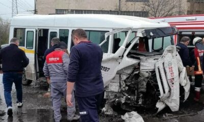 Tavşanlı’da işçi servisi tıra çarptı: 9 yaralı