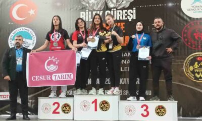 Eskişehirli sporcu bilek güreşinde çifte zafer kazandı
