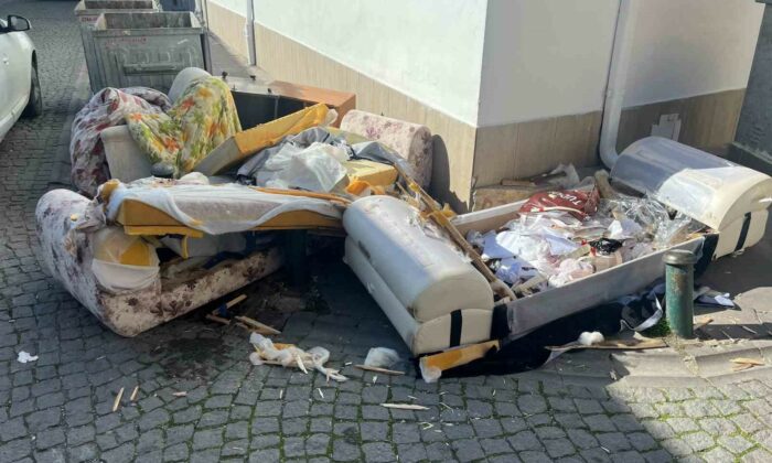 Parçalanmış atık mobilyalarla yaya geçidini kapattılar