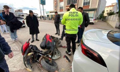 Park halindeki otomobile çarpman motosikletin sürücüsü yaralandı