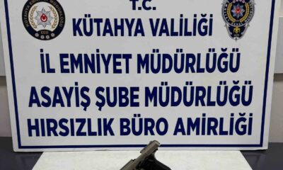 Dur ihtarına uymayan ehliyetsiz sürücünün aracında ruhsatsız tabanca ele geçirildi