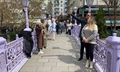 Köprüde fotoğraf çektirmeden gitmiyorlar