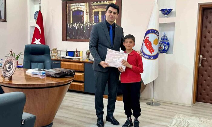 Hisarcık Kaymakamı Bahar, yarışmada il birincisi olan öğrenciyi ödüllendirdi