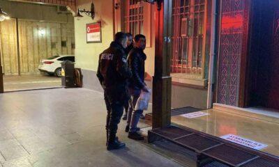 Camide uyuyan adam içeride mahsur kaldı