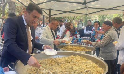 Cami çıkışı binlerce kişiye ‘Şifalı Pilav’ ikram ettiler