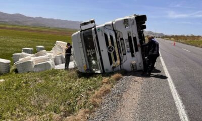 Tır sürücüsünü sıkıştığı yerden itfaiye ekipleri kurtardı