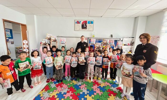 Kütahya’da minik öğrenciler “Tim Jandarma” çizgi filmini izledi