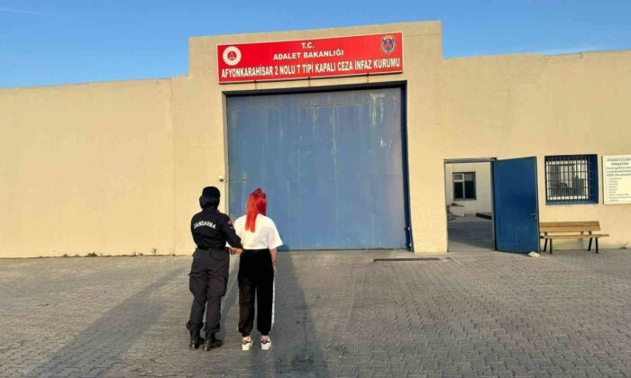 Dolandırıcılık suçundan aranan şahsı jandarma yakaladı