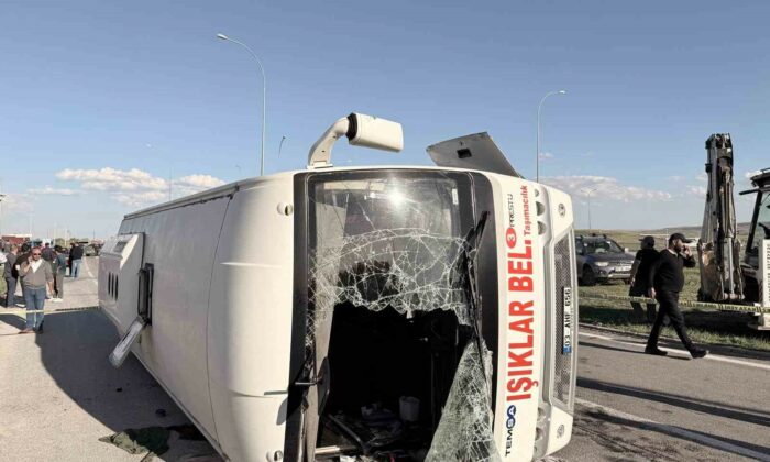 İşçi servisi ile otomobil çarpıştı: 12 yaralı
