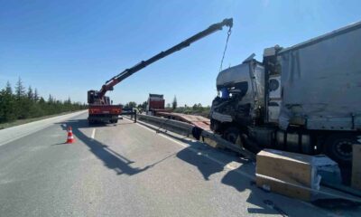 Vestel’in beyaz eşya yüklü tırı devrildi: 2 yaralı