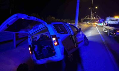 Refüje giren hafif ticari araçta 2 kişi yaralandı