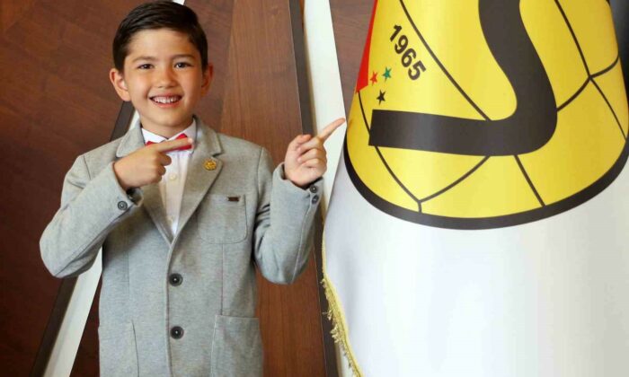 Eskişehirspor’da 23 Nisan’da başkanlık koltuğu çocuğa devredildi