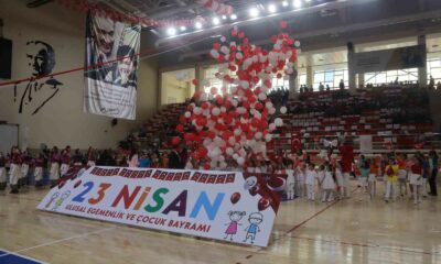 Eskişehir’de 23 Nisan miniklerin gösterileriyle birlikte coşkuyla kutlandı