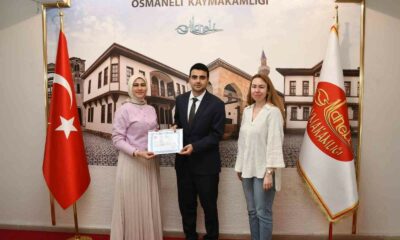 Sağlık kahramanına başarı belgesi takdim edildi