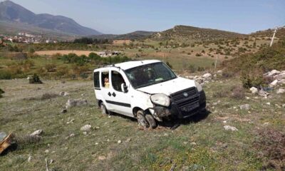 Bilecik’te kontrolden çıkan otomobil şarampole yuvarlandı: 2 yaralı