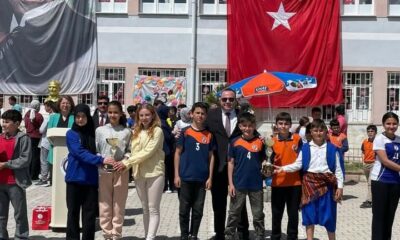 Spor yarışmalarında dereceye giren okullara kupaları verildi