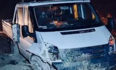 Menfez duvarına çarpan kamyonette 4 kişi yaralandı